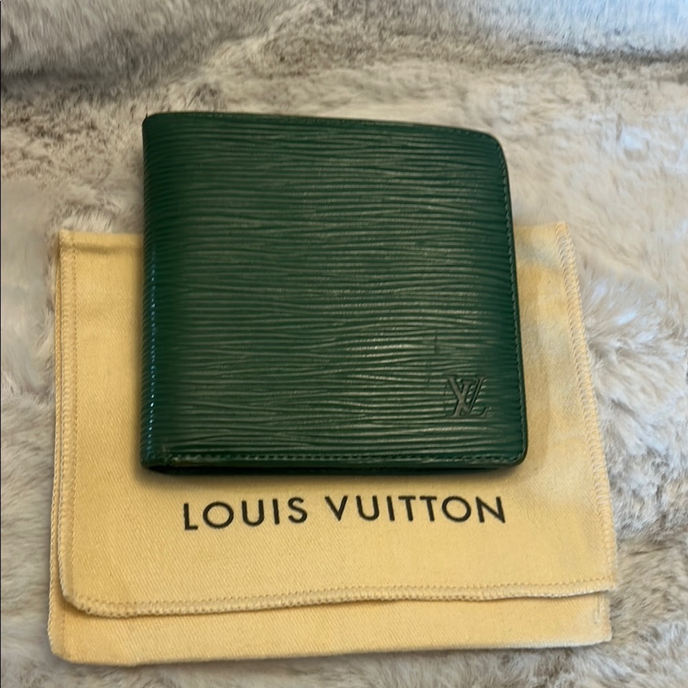 Louis Vuitton green epi bifold wallet unisex
